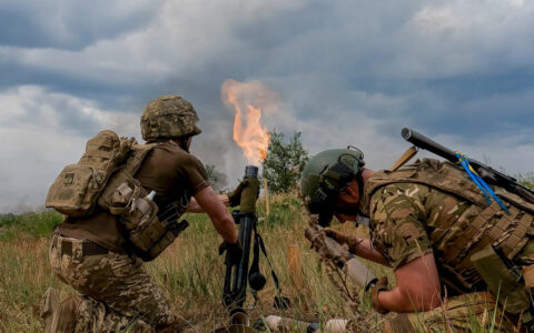 Grupa żołnierzy Sił Zbrojnych Ukrainy obsługujących moździerz