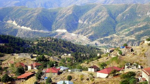 Widok miasta Laçın (Berdzor) – de facto stolicy rejonu Kaszatagh nieuznawanego państwa Republika Górskiego Karabachu, de iure zaś stolica rejonu Laçın w Azerbejdżanie