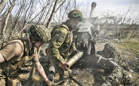 Ukraińscy żołnierze obsługujący armatę
