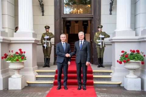 Kolorowa fotografia sekretarza generalnego NATO Jensa Soltenberga (po lewej) i prezydenta Republiki Litwy Gitanasa Nausėdy
