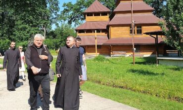 Kardynał Krajewski z papieską misją na Ukrainie; kardynał Zuppi jedzie do Moskwy