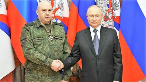W grudniu 2022 roku gen. Siergiej Surowikin otrzymał od prezydenta Władimira Putina Order Świętego Jerzego III klasy – najwyższy order wojskowy Federacji Rosyjskiej – nadawany za „przeprowadzenie operacji wojskowych w obronie ojczyzny przed zewnętrznym wrogiem, zakończonych całkowitym rozgromieniem wroga” Fot. kremlin.ru