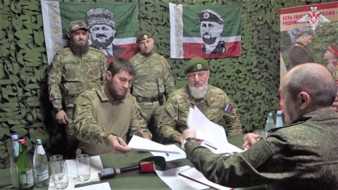 Przedstawiciele czeczeńskiej jednostki ochotniczej „Achmat” podpisują kontrakt z Ministerstwem Obrony Federacji Rosyjskiej