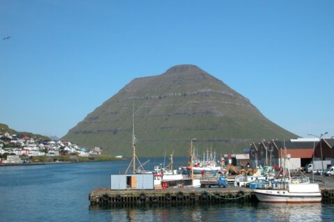 Kolorowa fotografia portu morskiego w Klaksvikna na Wyspach Owczych
