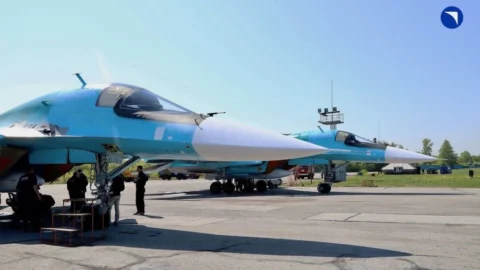 Kolorowa fotografia dwóch nowo wyprodukowanych samolotów Su-34M dla Sił Powietrzno-Kosmicznych Federacji Rosyjskiej
