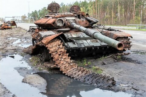 Kolorowa fotografia zniszczonego rosyjskiego czołgu podczas wojny na Ukrainie