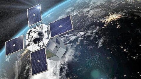 Kolorowa fotografia satelity szpiegowskiego na orbicie okołoziemskiej