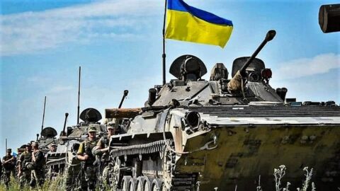 Kolorowa fotografia kolumny ukraińskich bojowych wozów piechoty
