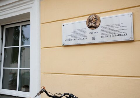 Kolorowa fotografia tablicy pamiątkowej Jędrzeja Śniadeckiego, powstałej z inicjatywy Litewskiego Towarzystwa Chemików Litwy