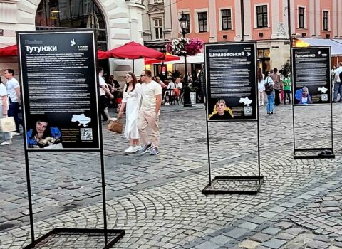 Kolorowa fotografia fragmentu wystawy planszowej „Utracone dzieciństwo” otwartej 1 czerwca 2023 roku na lwowskim Rynku