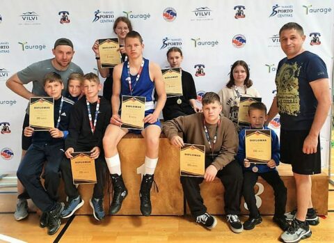 Kolorowa fotografia zwycięskiej ekipy pięściarzy ze Szkoły Sportowej Rejonu Wileńskiego na Mistrzostwach Rejonów Litwy w boksie dla juniorów młodszych