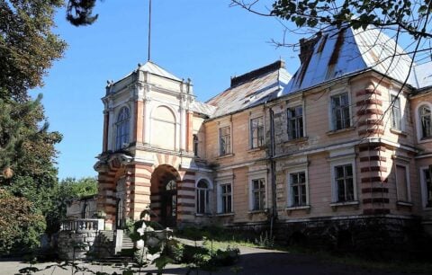 Kolorowa fotografia Pałacu Rzewuskich-Lanckorońskich w Rozdole, stan obecny