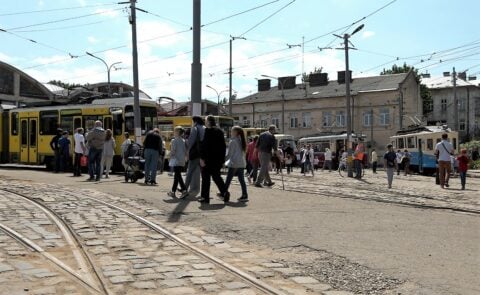 Kolorowa fotografia wystawy zabytkowych lwowskich tramwajów w zajezdni tramwajowej przy ulicy Gródeckiej, czerwiec 2023 r.