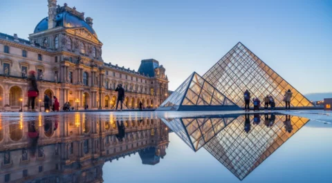 Kolorowa fotografia Musée du Louvre w Paryżu