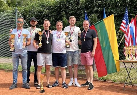 Kolorowa fotografia Polaków z Litwy, triumfatorów w III Mistrzostwach Polonii w Tenisie Ziemnym 2023