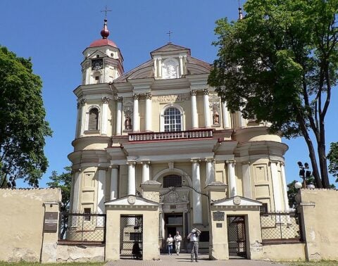Kolorowa fotografia fasady kościoła pw. św. apostołów Piotra i Pawła na Antokolu w Wilnie