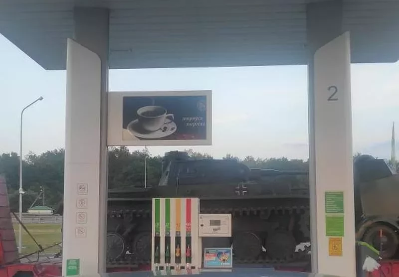Niemiecki czołg na stacji benzynowej pod Baranowiczami, 21.06.2023 r. Zdjęcie: bar24.by czytelnik