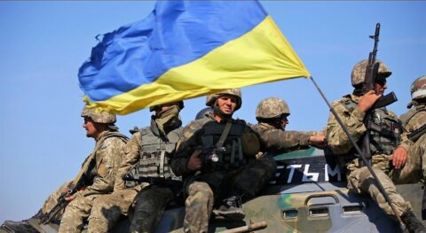 Ukraińscy żołnierze na transporterze opancerzonym