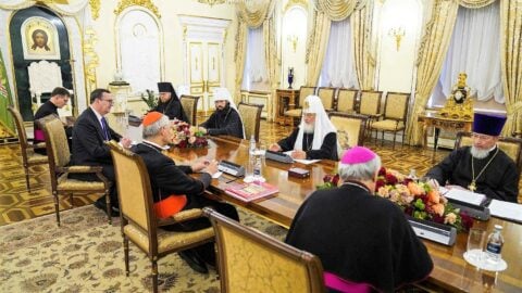 Kardynał Mateo Zuppi w prawosławnym patriarchacie Moskwy, w trakcie rozmów z Patriarchą Cyrylem I