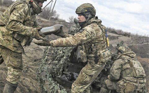 Ukraińscy żołnierze obsługujący armatę