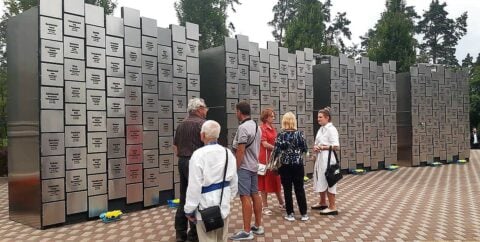 Instalacja z nazwiskami 501 mieszkańców Buczy zabitych przez Rosjan wiosną 2022 roku, ustawiona z okazji koncertu-requiem „Zjednoczeni dla zwycięstwa”