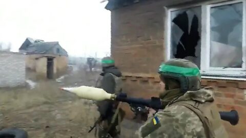 Ukraiński żołnierz z ręcznym granatnikiem przeciwpancernym RPG-7; bułgarski ATGL-L3 to ich modernizacja