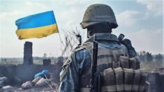 Niesiona przez biegaczy ukraińska flaga z Bachmutu zmierza na szczyt NATO w Wilnie Niesiona przez biegaczy ukraińska flaga z Bachmutu zmierza na szczyt NATO w Wilnie