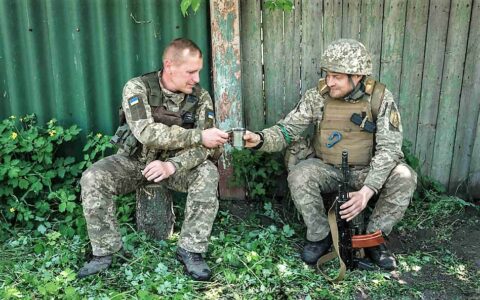 Dwóch odpoczywających żołnierzy ukraińskich