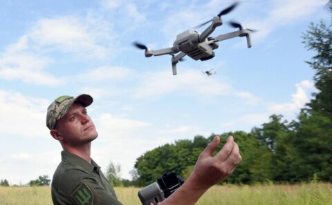 Żołnierz ukraiński obsługujący dron bojowy