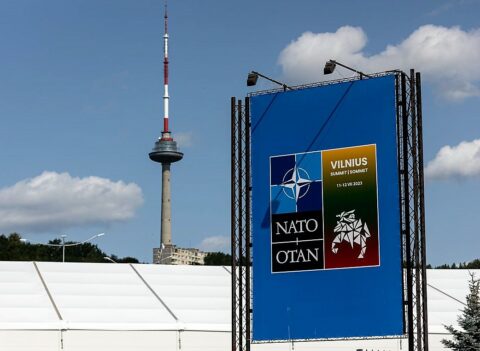 Plakat zapowiadający szczyt NATO w Wilnie, który obradować będzie w Centrum Wystawienniczo-Kongresowym „Litexpo”
