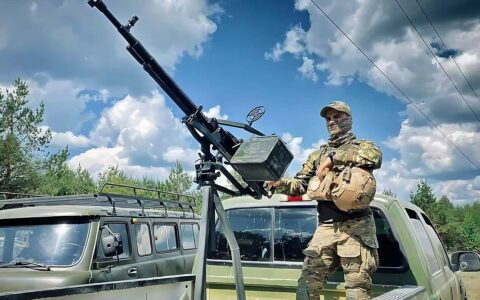 Żołnierz Sił Zbrojnych Ukrainy obsługujący ciężki karabin maszynowy