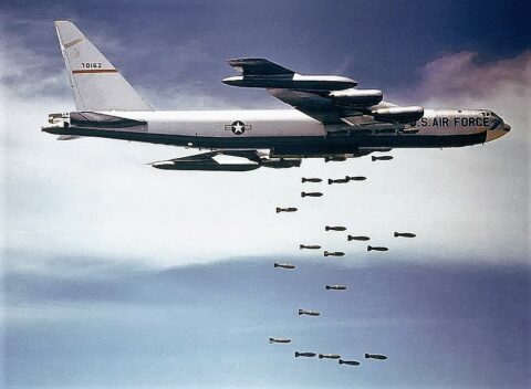 Amerykański bombowiec strategiczny Boeing B-52 „Stratofortress” zrzucający ładunek bomb Mk 117