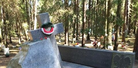 Polski pomnik na Cmentarzu Pamięci w Lewaszowie pod Sankt Petersburgiem i puste miejsce po jego usunięciu…