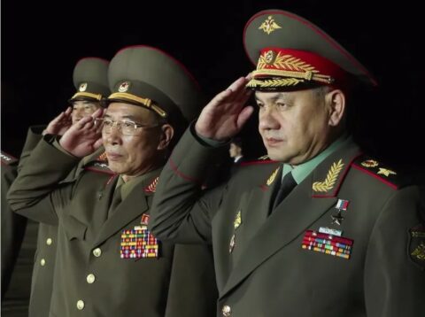 Minister obrony Korei Północnej Knag Sum Nam wita na lotnisku w Pjongjangu ministra obrony Federacji Rosyjskiej Siergieja Szojgu, 25 lipca 2023 r.
