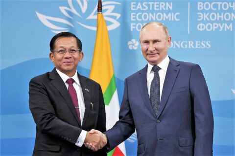 Przywódca birmańskiej junty generał Min Aung Hlaing i prezydent Federacji Rosyjskiej Władimir Putin podczas spotkania we Władywostoku, 7 września 2022 r.