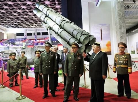 Przywódca Korei Północnej Kim Dzong Un i minister obrony Federacji Rosyjskiej Siergiej Szojgu na wystawie uzbrojenia koreańskiej armii, Pjongjang, 26 lipca 2023 r.