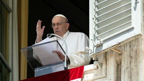 Modlitwa Anioł Pański z Papieżem Franciszkiem w Watykanie