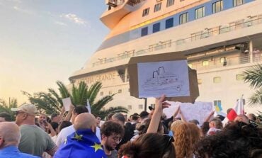 Gruzini w porcie w Batumi protestują przeciwko rosyjskim turystom na pokładzie luksusowego wycieczkowca
