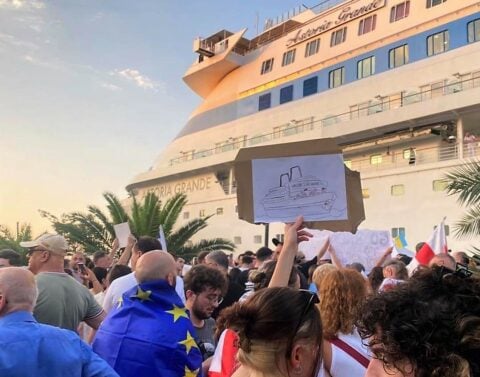 Protest Gruzinów przeciwko rosyjskiej wycieczce na pokładzie statku „Astoria Grande” w porcie w Batumi nad Morzem Czarnym
