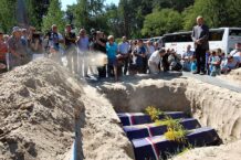 Polscy wolontariusze porządkują groby ofiar Rzezi Wołyńskiej