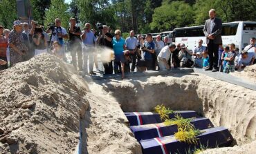 Polscy wolontariusze porządkują groby ofiar Rzezi Wołyńskiej