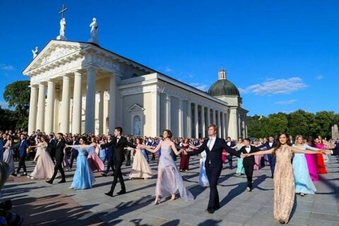 Tradycyjny polonez abiturientów polskich gimnazjów na placu Katedralnym w Wilnie