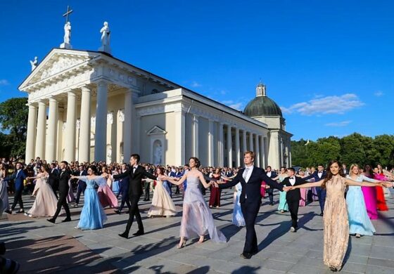 Polscy maturzyści tradycyjnie zatańczyli poloneza na placu Katedralnym w Wilnie