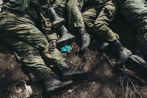 Kolorowa fotografia poległych rosyjskich żołnierzy.
