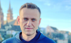 Nawalnego torturują Putinem