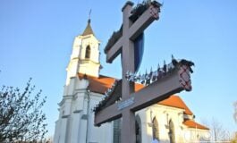 W centrum Mińska komuniści zniszczyli krzyż upamiętniający księdza męczennika