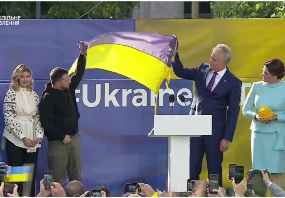 Zełenski z flagą z Bachmutu wygłosił w Wilnie historyczne przemówienie: „Żadnych okupacji w Europie”