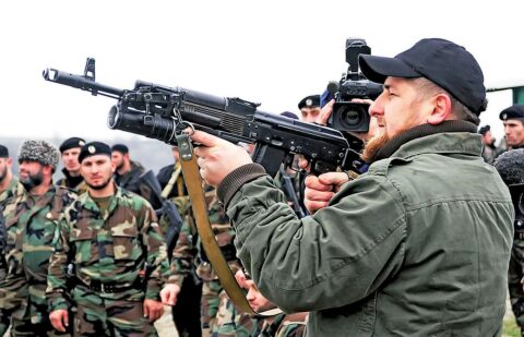 Kolorowa fotografia przywódcy Republiki Czeczeńskiej Ramzan Kadyrow i jego najemników z batalionu „Achmat”