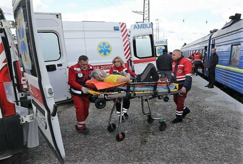 Lwowskie karetki pogotowia ratunkowego zabierają poszkodowanych z pociągów ewakuacyjnych