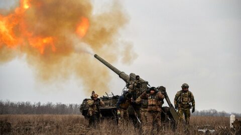 Ukraińscy żołnierze przy armacie